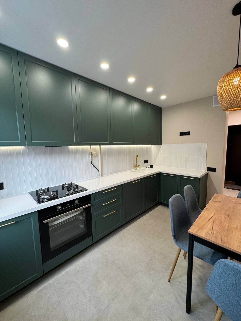 Кухня на заказ в зелёном цвете, изготовлена GRINVISH HOME